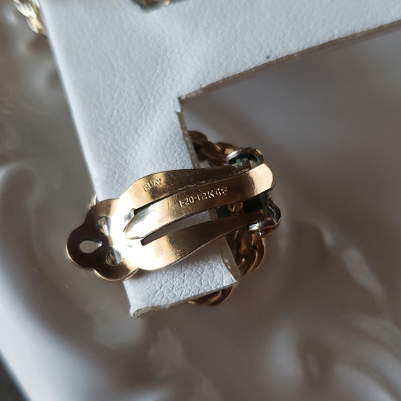 Jade cabochon 12kt gold filled clip earrings - Picture 5 of 5